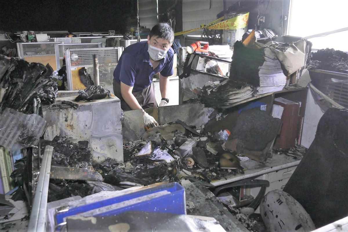 ▲金門縣政府建設處辦公室今天凌晨慘遭祝融，起火原因目前正由消防局火調課調查中。(圖／記者蔡若喬攝)