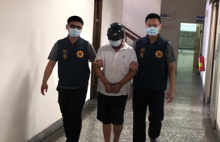 ▲前某國小家長會長為還債挺而走險搶郵局，遭依加重強盜罪提起公訴。(圖／記者陳惲朋翻攝）