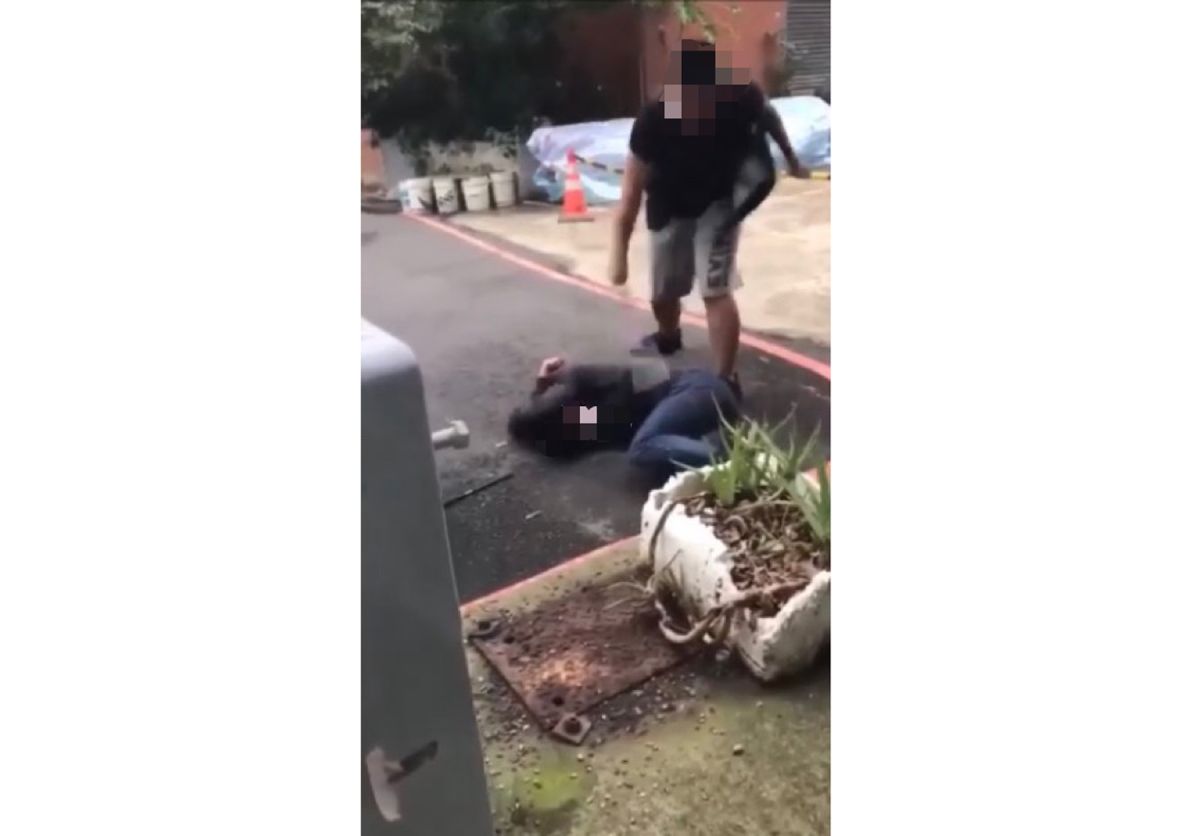 ▲網路上口角，卻在現實中糾眾打人＜平鎮義興公園發生好幾名青少年以鋁棒圍毆另一名青少年的事件，所幸被打的少年沒有生命危險。（圖／翻攝「黑色豪門企業」)