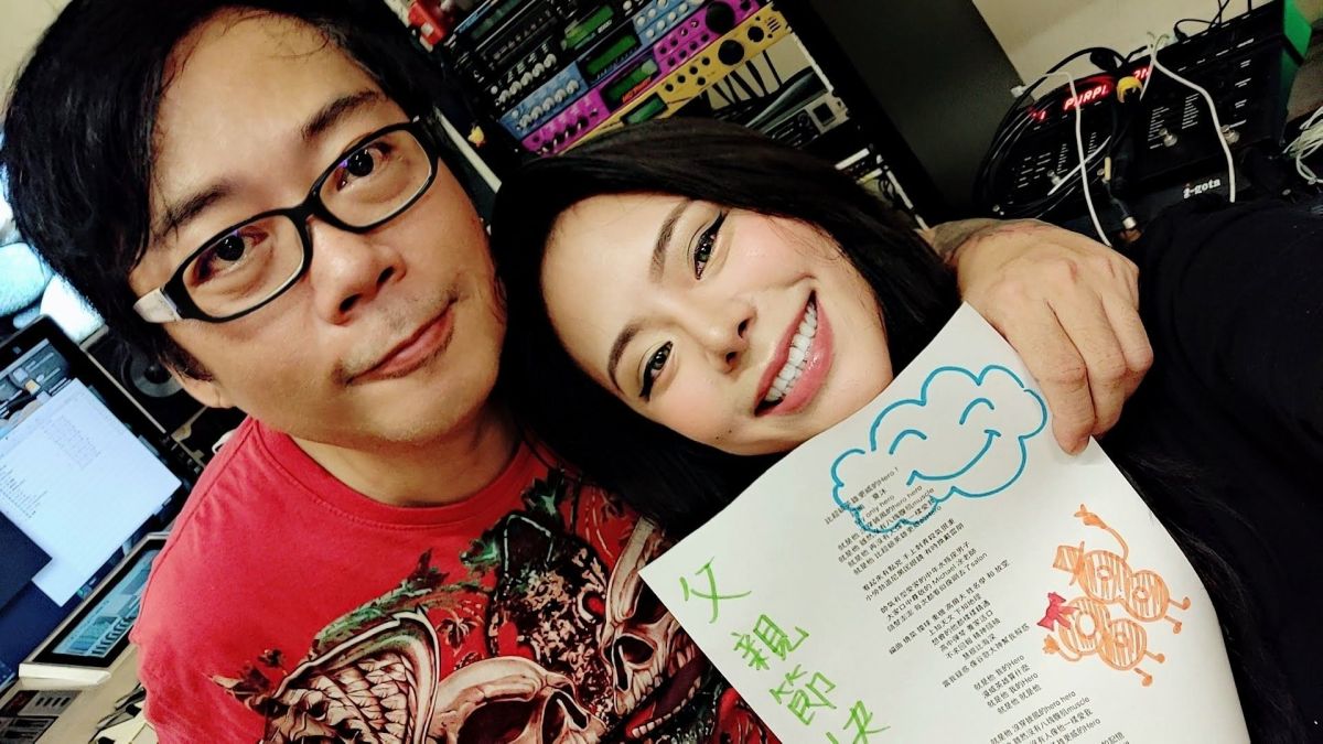 ▲夏沐（右）的爸爸是凃惠源，凃惠源是編曲教父、詞曲創作家曾創作張惠妹〈聽海〉、〈剪愛〉、〈我無所謂 〉等經典歌曲。（圖／聲達科技音樂有限公司提供）