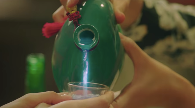 ▲黃正音劇中用酒讓客人入睡,在進入夢鄉解除對方的苦惱。(圖/Netflix)