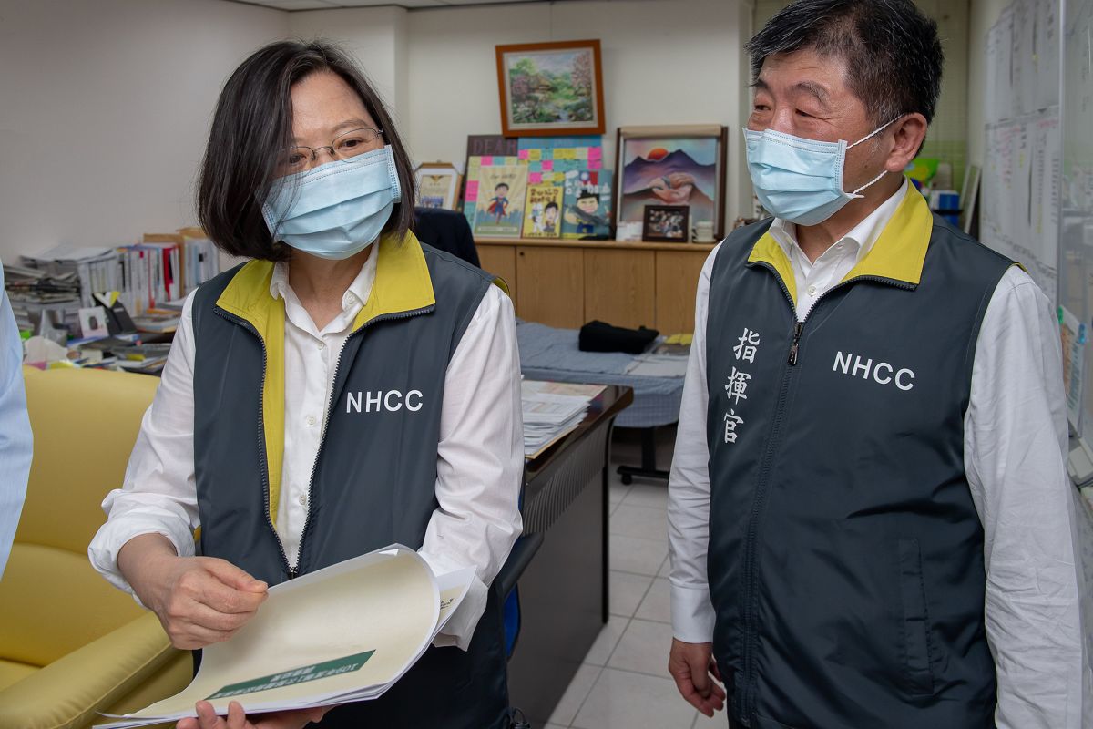 ▲蔡英文總統19日前往視察中央流行疫情指揮中心。（圖／總統府提供）