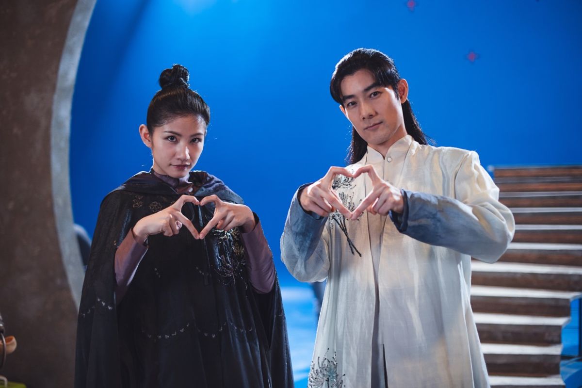 ▲李千那（左）搭檔施易男演出歌仔戲。（圖 / 民視提供）