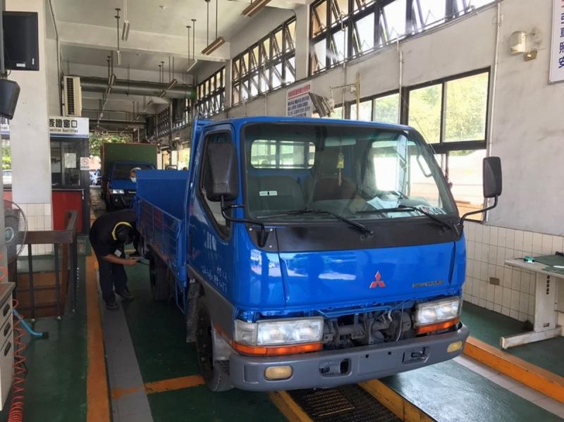 ▲車主時常忽略小客車出廠滿5年後就必須要定期檢驗.。(圖/屏東監理站提供