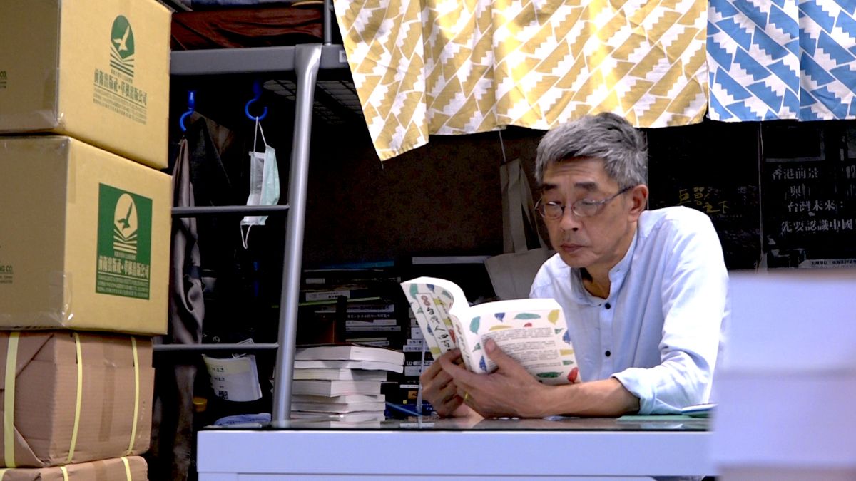 ▲中山銅鑼灣書店僅10多坪的店面，彙集了1萬多本書籍，也是老闆林榮基自香港遷移來台的棲身之所。（圖／記者朱永強攝）