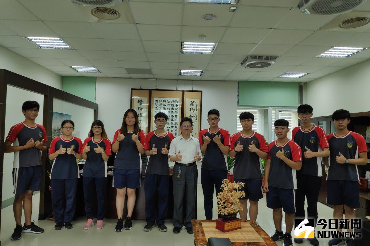 ▲校長和繁星錄取同學合影。（圖／記者洪佳伶攝,2020.05.18）