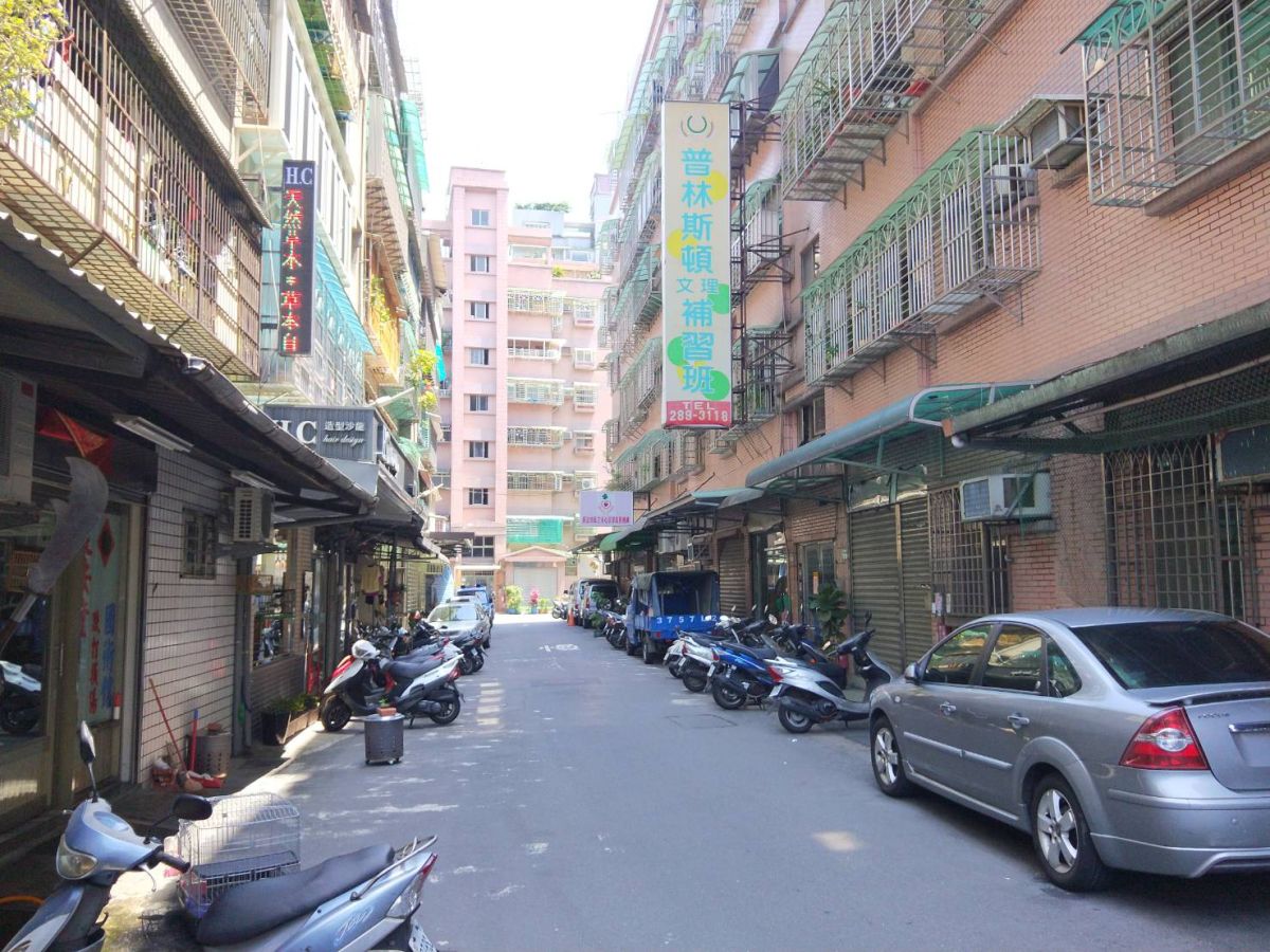 ▲公寓一樓除了有店面功能，也因有停車空間，房價較高。（圖／信義房屋提供）