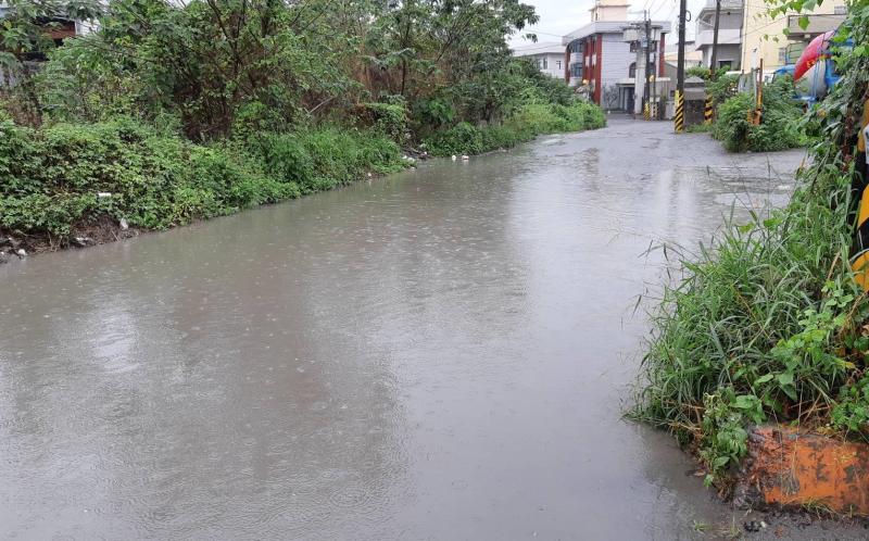 ▲斗南鎮小東工業區公論路遇雨即積水成災。（圖／記者簡勇鵬攝，2020.05.19）