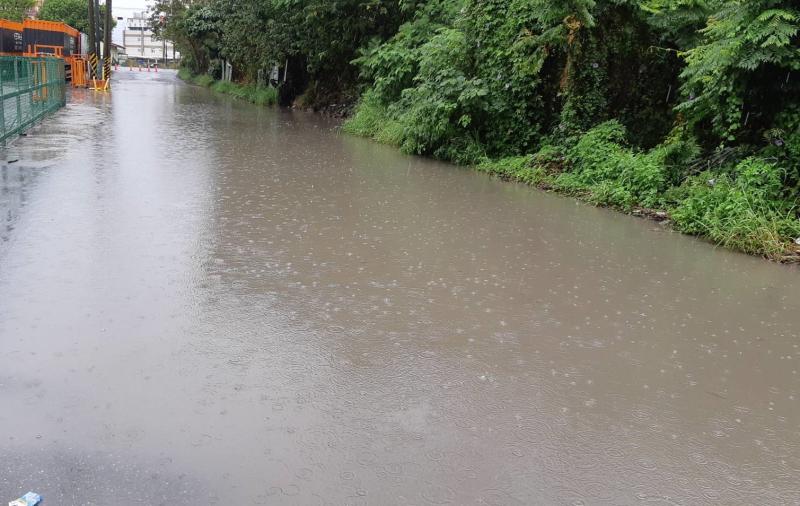 ▲近日豪雨公論路積水阻斷通行又再引民怨聲載道。（圖／記者簡勇鵬攝，2020.05.19）