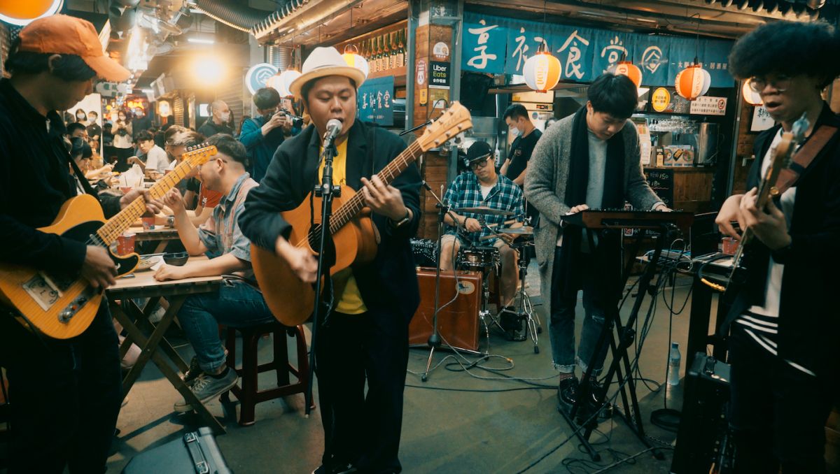 ▲黃子軒（左二）在新竹東門市場實境收音拍攝演唱。（圖／獨一無二娛樂文化提供）