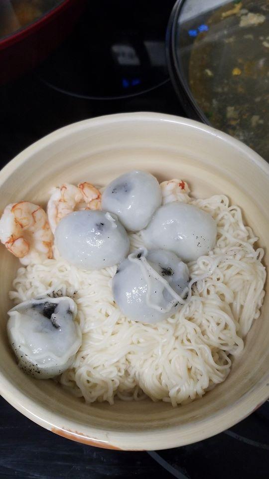 ▲網友煮泡麵加菜,隨手丟進幾粒「丸子」。結果竟是芝麻湯圓,超詭異組合讓大家笑翻。(圖/翻攝自爆怨公社臉書)
