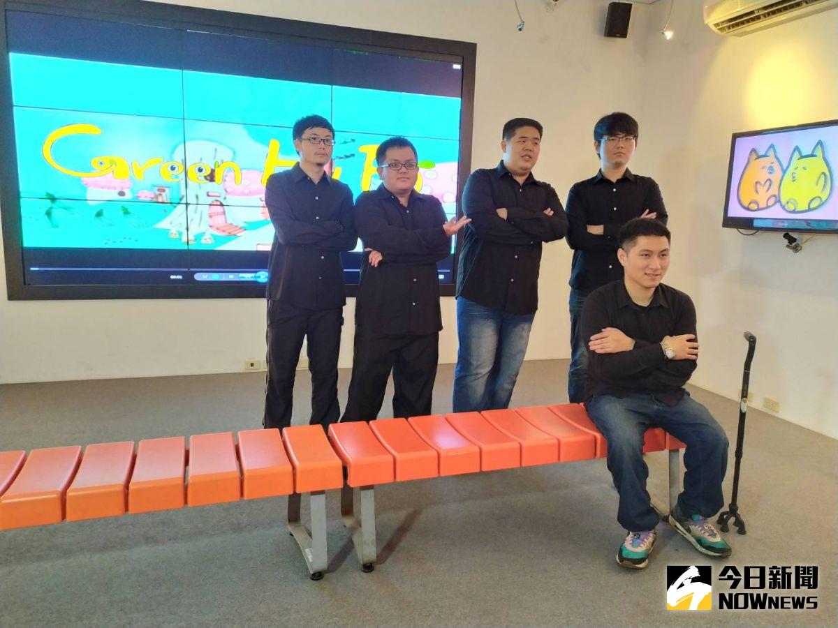 ▲建國科大數位媒體設計系學生施昱丞、卓新祐、許瑞承、許智惟、劉榮狀，花了一年多製作完成的動畫片「GREE HU FO」，榮獲金點新秀獎、放視大賞，也是今年中部地區各大學報名新一代設計展2D動畫類唯一入圍的作品。（圖／記者葉靜美攝，2020.05.19）