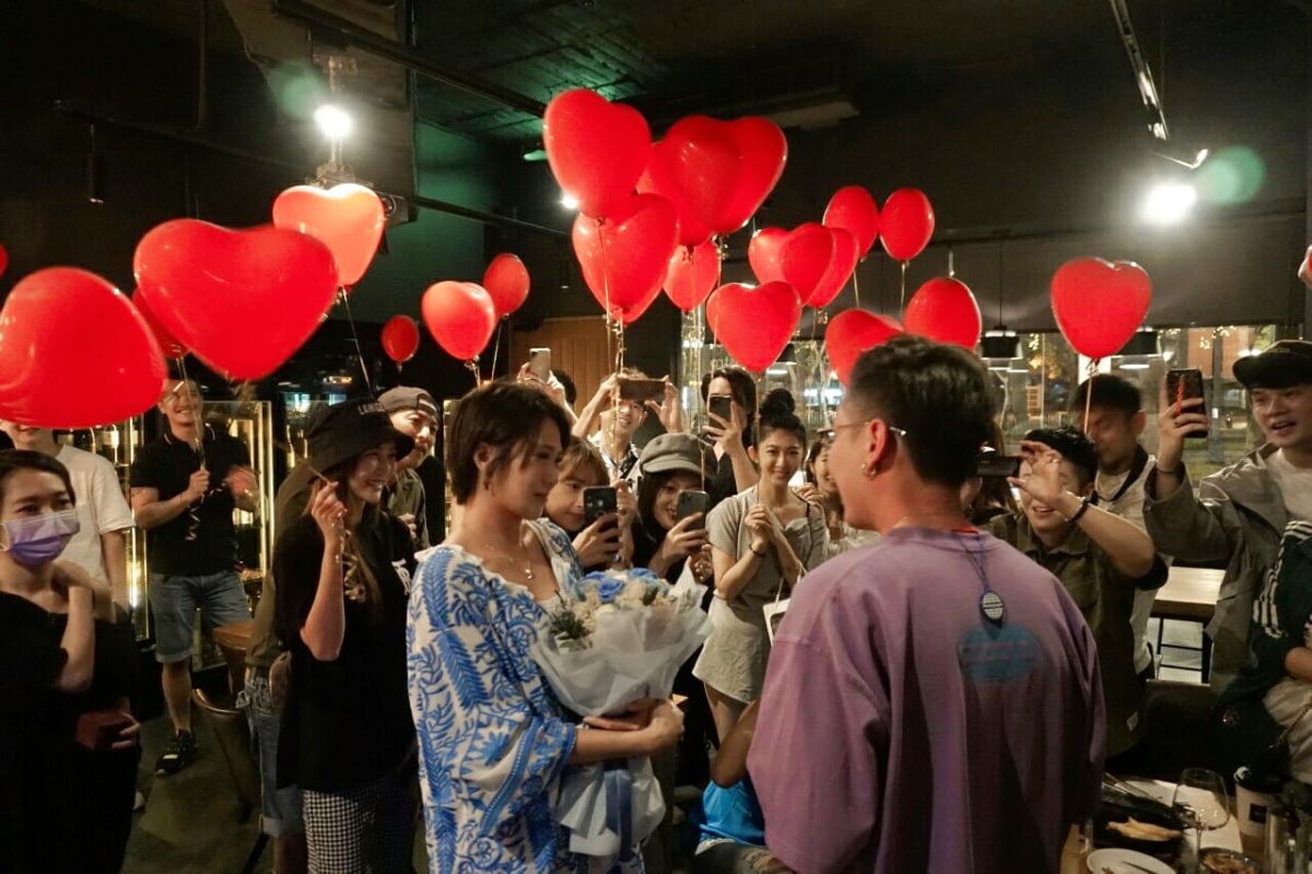 ▲大牙（左）即將成為人妻。（圖 / 傳軒經紀提供）