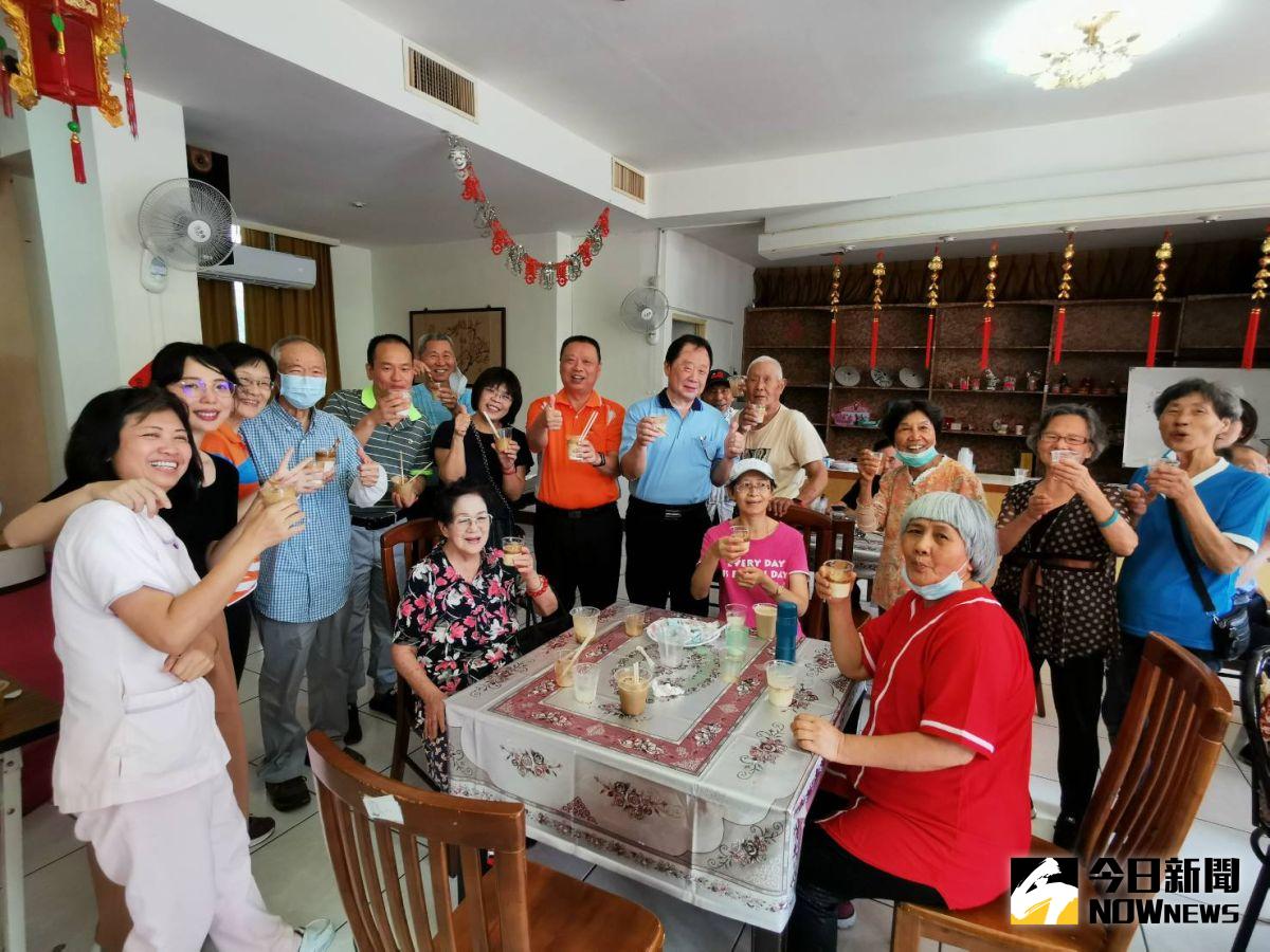 ▲彰化榮家帶領住民手打咖啡，幫助延緩肢體功能退化，吸引住民們挑戰製做。（圖／記者陳雅芳攝，2020.05.19）