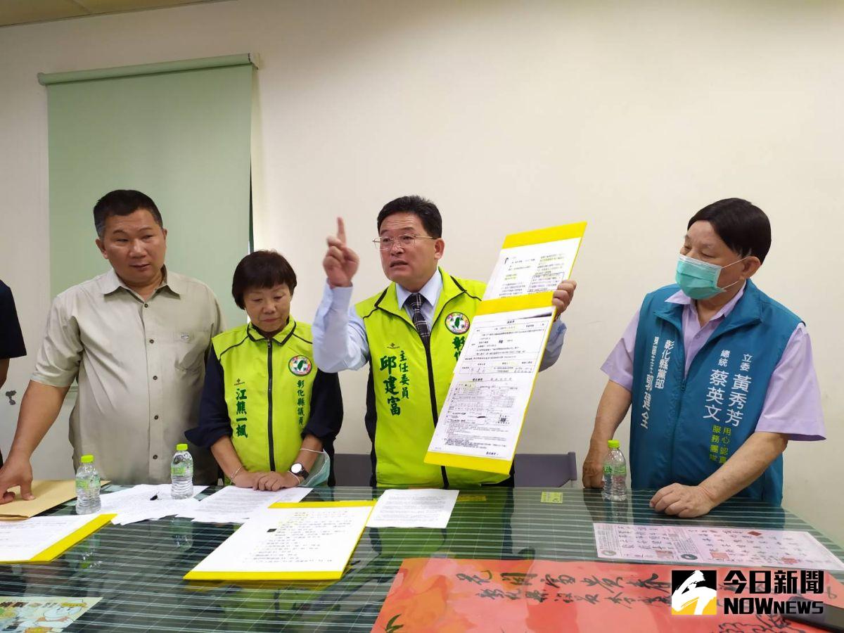 ▲現任民進黨彰化縣黨部主委邱建富反駁蔡英文總統感恩餐會積欠餐費，出具請款單暨彰化銀行匯款回條，回擊指控。（圖／記者葉靜美攝，2020.05.19）