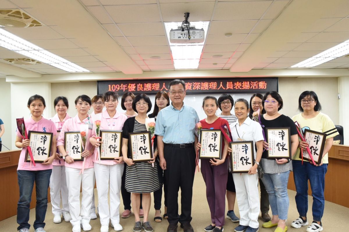 ▲澎湖縣長賴峰偉表揚優秀、資深護理人員，肯定他們在新冠肺炎防疫期間犧牲奉獻、堅守崗位，默默為澎湖民眾的健康安全付出辛勞。（圖／澎湖縣政府提供）
