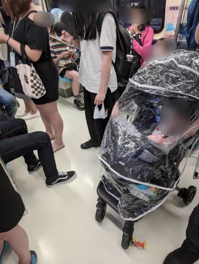 ▲一名網友在捷運上驚見蝸牛。(圖/翻攝