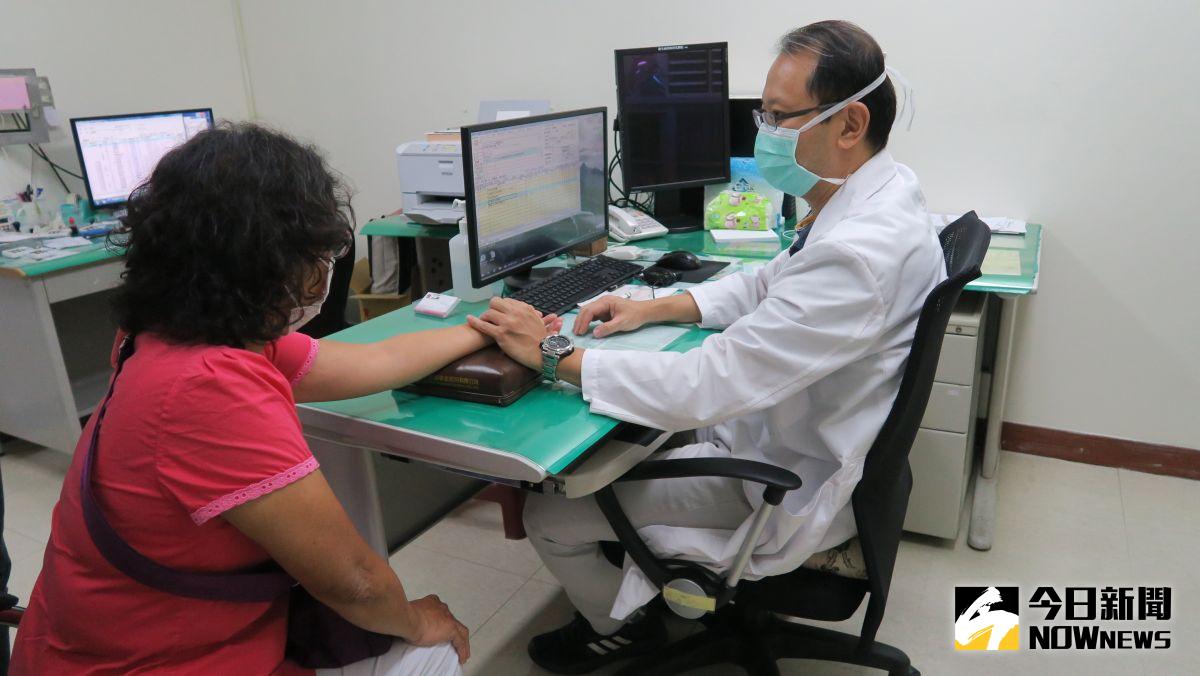 ▲彰化醫院推出中西醫合作治療骨鬆方案，患者也願意接受中醫治療，將轉介到中醫科，經中醫師診斷。（圖／記者陳雅芳攝，2020.05.19）

