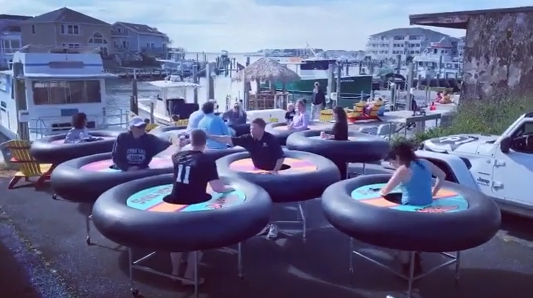 ▲美國一家餐廳用輪胎特製餐桌，保持社交距離。（圖／翻攝@reveventpro IG）