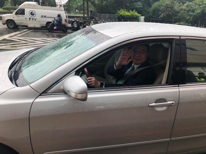 ▲卓榮泰卸任民進黨主席,交接給蔡英文總統,自行開車離開民進黨中央黨部。(圖/記者鄭宏斌攝,2020.05.20)