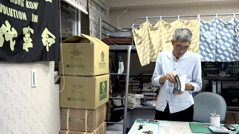 ▲正在翻閱希臘左巴的林榮基。(圖/記者朱永強攝)