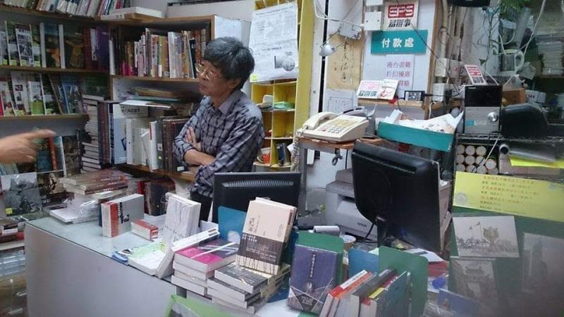 ▲林榮基與香港銅鑼灣書店。(圖/林榮基提供)