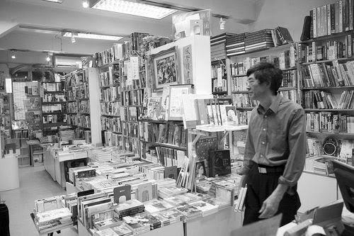 ▲林榮基與香港銅鑼灣書店。(圖/林榮基提供)
