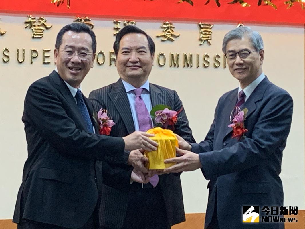 ▲金管會今（20）日下午舉行主委交接典禮，左為卸任主委顧立雄，右為新任主委黃天牧。（圖／記者顏真真攝，2020.5.20）