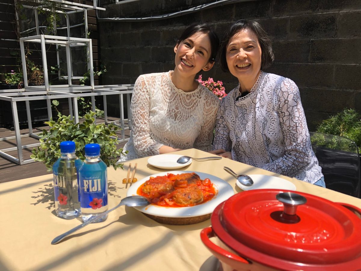 ▲袁艾菲（左）向媽媽學做菜。（圖 / 風雅國際提供）