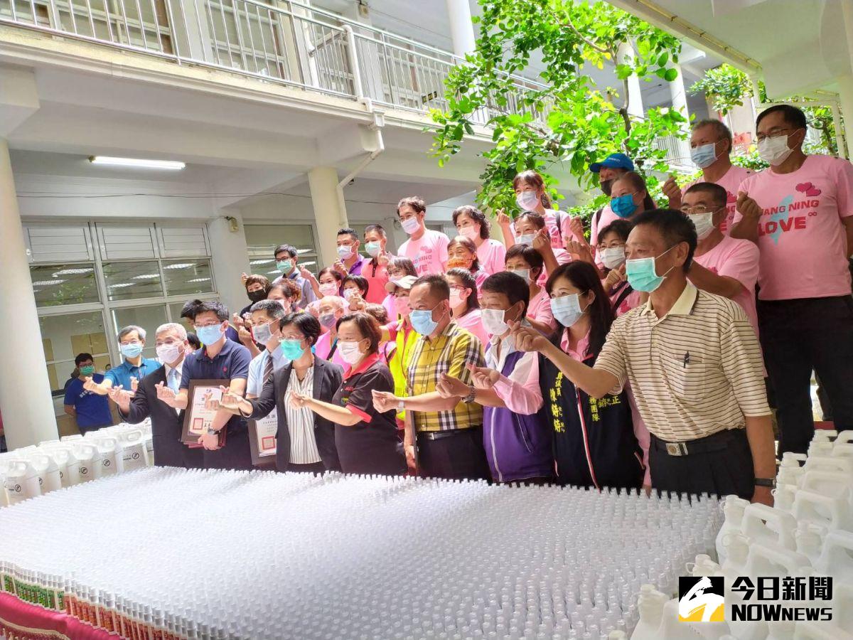 ▲「彰化縣議會及廣寧樂善團酒精捐贈活動」將贈送1萬份隨身酒精噴瓶給彰化縣各長照C據點、身心障礙機構及警察局派出所，由縣長王惠美代表接受贈送。（圖／記者葉靜美攝，2020.05.20）