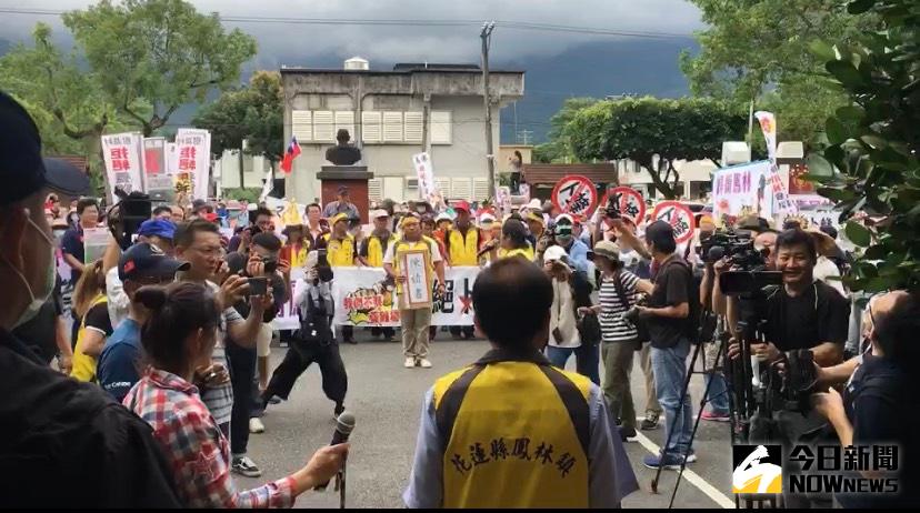▲鳳林鎮今天上午集結上千民眾向花蓮縣政府遞交陳情書，抗議卜蜂前來設廠。（圖／鳳林警分局提供）
