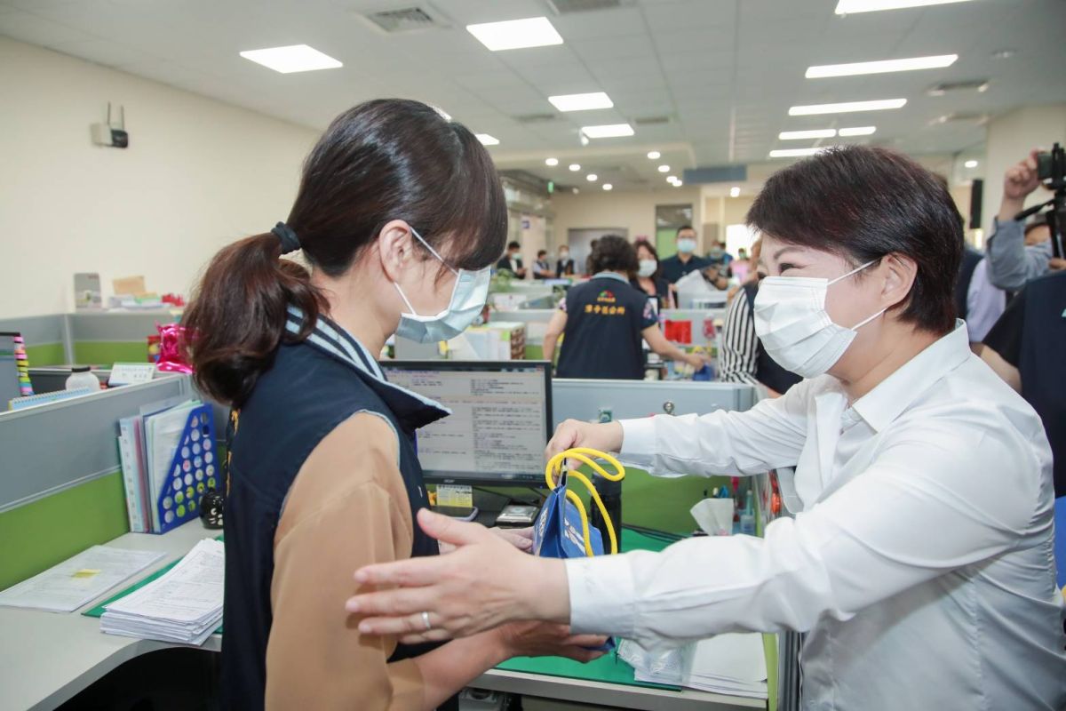 ▲市長盧秀燕前往潭子區公所慰勉第一線人員，送上身障機構製作的手工餅乾為大家加油打氣。(圖／柳榮俊翻攝2020.5.20)