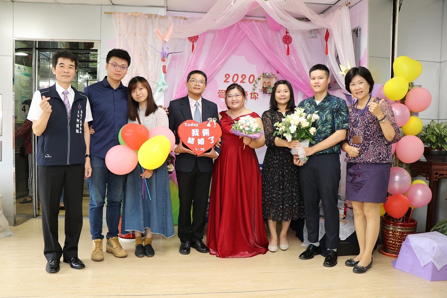 ▲2020520這樣特殊的日子，也引來嘉義市36對新人到戶政機關辦理完成結婚登記。(圖／嘉義市政府提供）