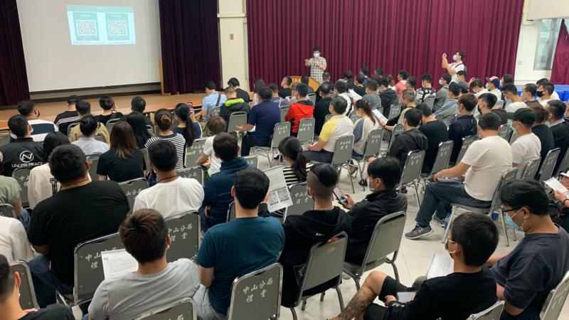 ▲台北市酒店業者,若要復業得進行顧客實名制措施,北市府方面也邀集業者,進行實名制app教學。(圖/台北市政府提供)
