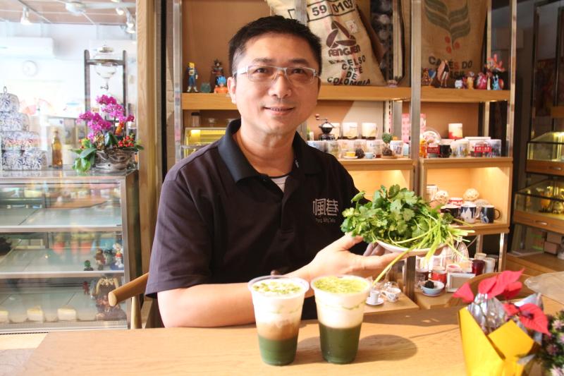 ▲咖啡業者莊浚勝的咖啡店研究推出「香菜拿鐵」、「香菜歐蕾」。(圖/記者陳雅芳攝)
