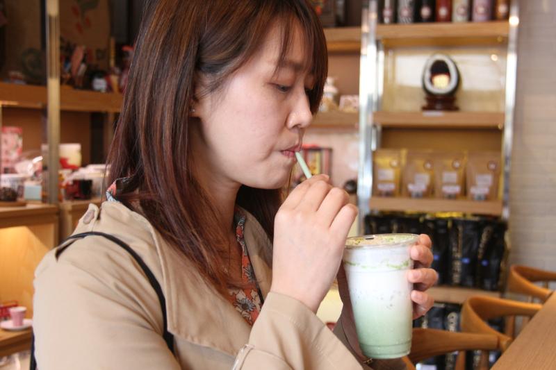 ▲女遊客表示「很特別」,不特別講不會知道是香菜,口感有股香甜類似香草。(圖/記者陳雅芳攝)