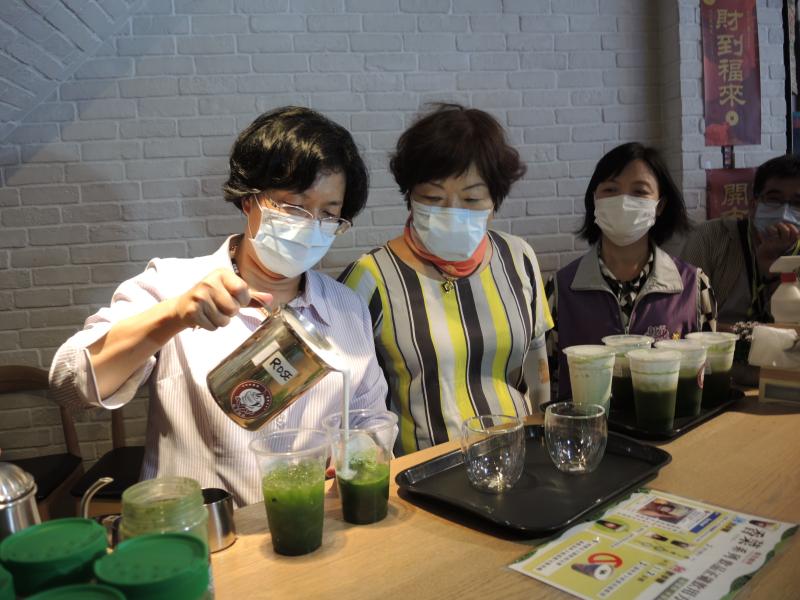 ▲彰化縣長王惠美體驗調製香菜歐蕾。(圖/記者陳雅芳攝)
