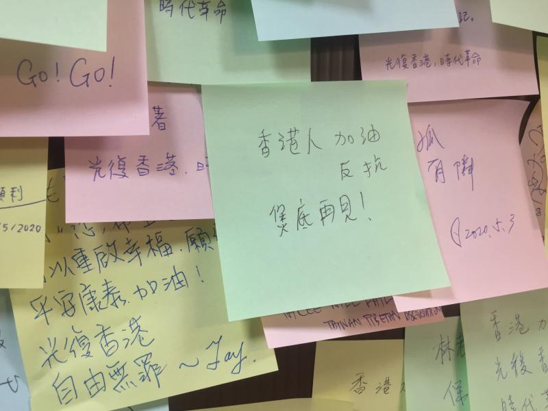 ▲店內書架的一角,貼著民眾的鼓勵小語。(圖/記者黃仁杰攝)