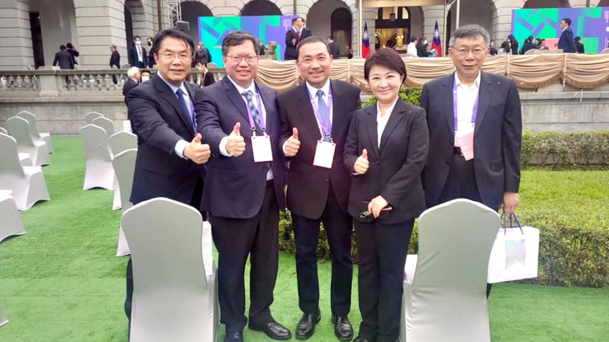 ▲五都市長在蔡英文520就職大典合影，獨缺高雄市長韓國瑜。（圖 / 翻攝黃偉哲臉書）