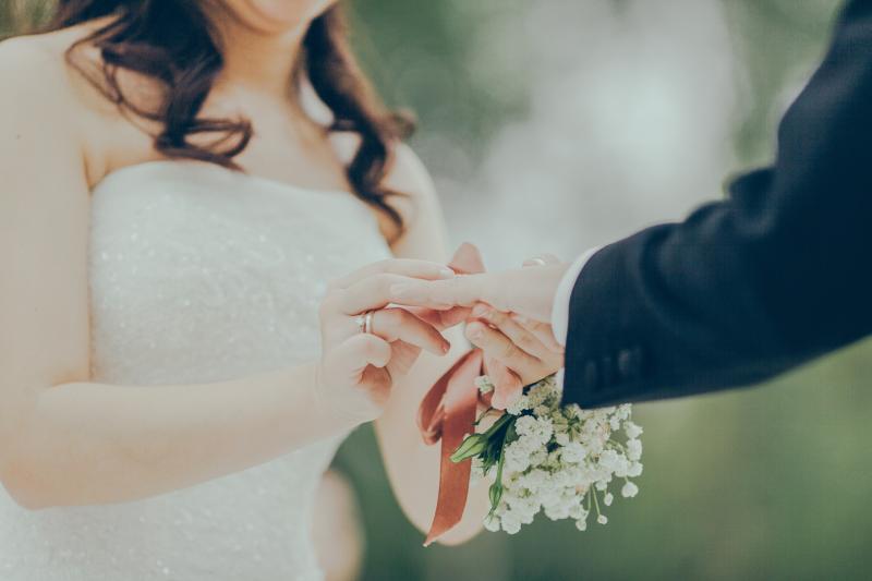 ▲若有 100 萬該先買房還是結婚？過來人指 1 增值選擇。（示意圖，非本人／取自Unsplash）