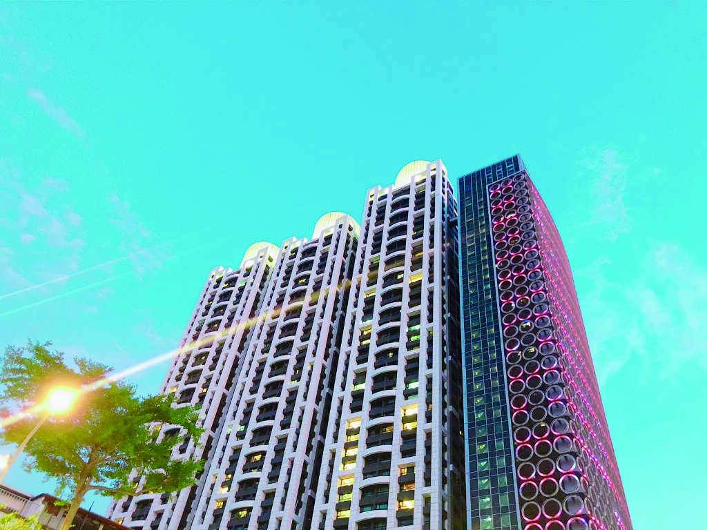 ▲板橋捷運共構宅「新巨蛋」今年6月實價登錄出現單價突破100萬元的成交紀錄，刷新了新北市房價天花板紀錄。（圖／信義房屋提供）