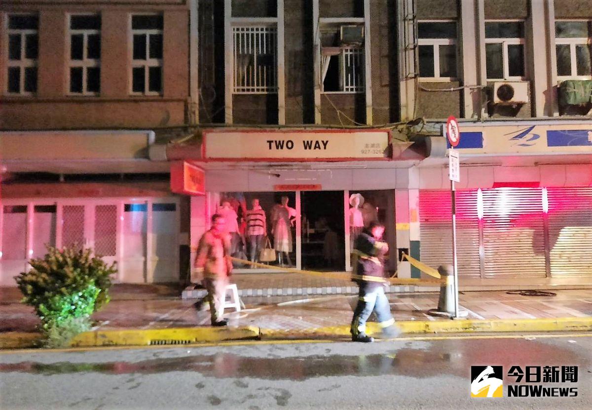 ▲澎湖馬公商圈促進會理事長鮑威宏住家店面接連失火，鮑父還嗆傷住在加護病房治療中，消防局調閱附近監視錄影資料，初步排除人為縱火可能。（圖／記者張塵攝，2020.05.20）