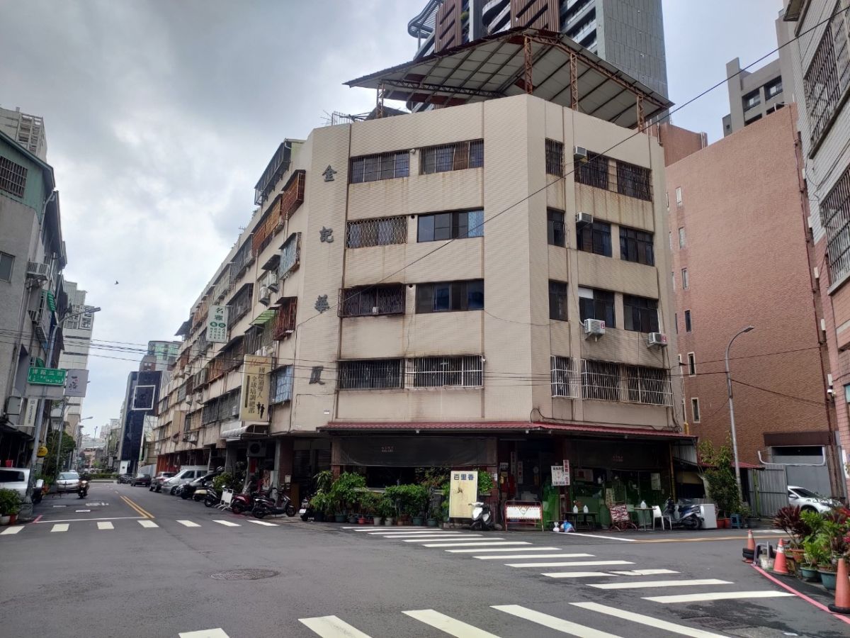 ▲首購族若想買進台中市西區，舊公寓與華廈較有機會。（圖／信義房屋提供）