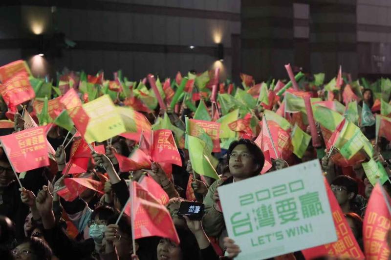 ▲2020年年初總統大選,支持蔡英文的民眾。(圖/翻攝自《香港 01 》)