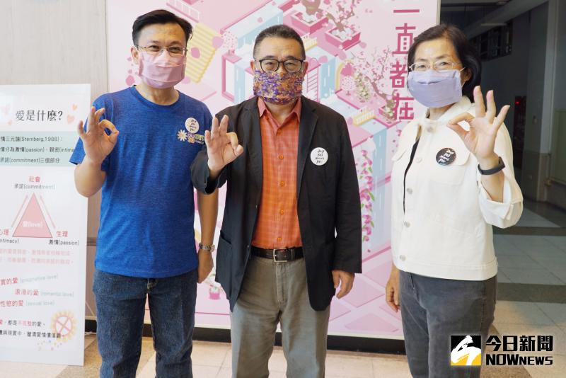 ▲大葉大學校長梁卓中(中)、學務長洪福源、主秘侯雪娟(右)比ok手勢,為性別平等、友善校園發聲。(圖/記者陳雅芳攝,2020.05.20)