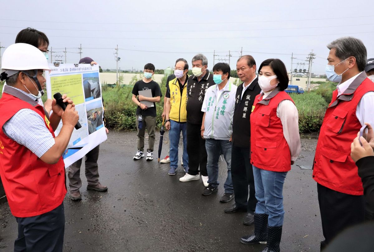 ▲張麗善今至水林牛挑灣大排防潮閘門勘查移動式抽水機佈設狀況，由水利處副處長吳文能簡報。（圖／記者蘇榮泉攝，2020.05.20）