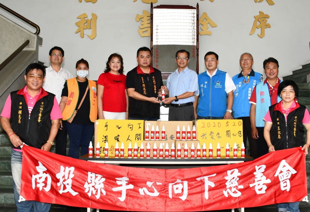 ▲理事長陳志忠代表捐贈酒精520瓶防疫物資，讓第一線防疫人員多一分保障，共同守護民眾安全。（圖／記者蘇榮泉攝，2020.05.20）