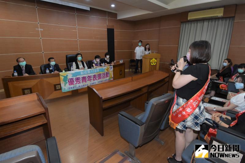 ▲縣長王惠美與得獎青年就交通、青年創業等議題進行意見交流。(圖/記者陳雅芳攝,2020.05.20)