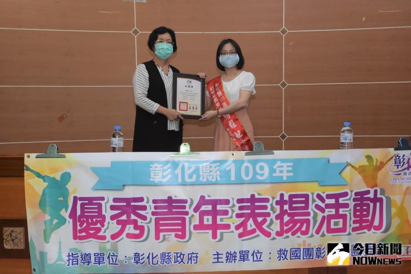 ▲彰化縣109年優秀社會青年表揚,彰化縣長王惠美表揚彰化高中教務主任楊雅妃。(圖/記者陳雅芳攝,2020.05.20)