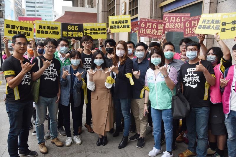 ▲除了罷韓團體外，民進黨、時代力量、以及多位無黨籍民意代表都來台北車站聲援罷韓運動。